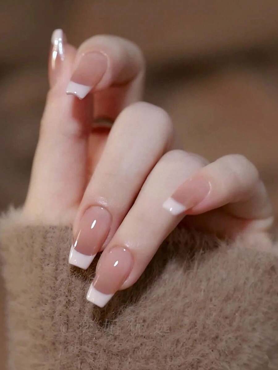 这款美甲套装包含一副短款裸色法式棺材形美甲贴片、一副果冻美甲贴片和一副哑光美甲贴片，适合日常佩戴和派对美甲。