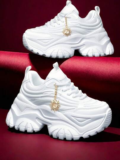 女士时尚休闲运动鞋，白色厚底高跟鞋配金属向日葵装饰挂链，夏季透气速干网眼面料轻便减震圆头系带鞋，适合日常、约会、健身、办公、户外、秋冬防滑耐磨 6CM 坡跟厚底运动潮流运动鞋