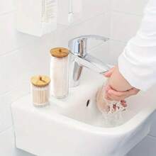 Set de 3 soportes para hisopos, caja de almacenamiento de plástico transparente con tapas de bambú natural, organizador de baño elegante para almohadillas de maquillaje, hisopos, palillos dentales, dispensador de hisopos, tarros de baño, latas de plástico transparente, organizador de maquillaje, accesorios de baño, suministros de organización y almacenamiento para el hogar