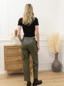 -Pantalon similicuir -Poches coupée sur les hanches -Poches enveloppes sur les cuisses -coupe droite