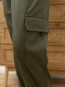 -Pantalon similicuir -Poches coupée sur les hanches -Poches enveloppes sur les cuisses -coupe droite