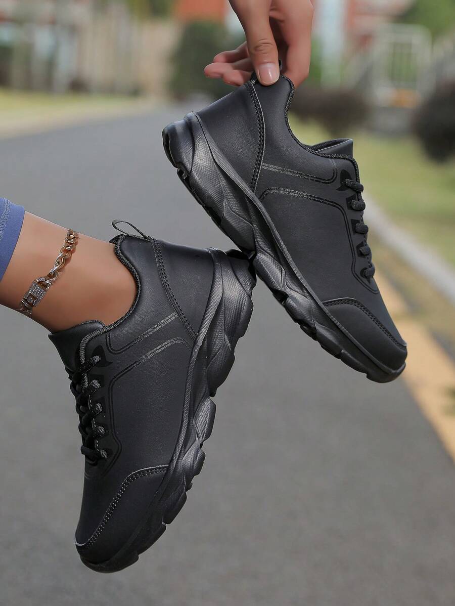 Nowe damskie skórzane lekkie buty do biegania, damskie niskie buty codzienne, damskie buty sportowe, damskie czarne buty, damskie całkowicie czarne buty robocze, damskie czarne buty sznurowane z okrągłym noskiem, damskie buty do chodzenia, damskie buty, damskie buty codzienne z miękką podeszwą, damskie całkowicie czarne buty sportowe - Czarne - Zobacz 1