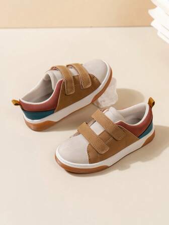 Nuevos zapatos casuales impermeables, antideslizantes, livianos y resistentes al desgaste para niños. Zapatillas de deporte de alta gama, de múltiples colores, con dos correas y cierre de , de suela baja y transpirables, para niños. Mocasines marrones versátiles y resistentes para correr y conducir.