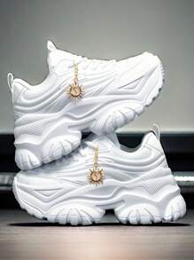 女士时尚休闲运动鞋，白色厚底高跟鞋配金属向日葵装饰挂链，夏季透气速干网眼面料轻便减震圆头系带鞋，适合日常、约会、健身、办公、户外、秋冬防滑耐磨 6CM 坡跟厚底运动潮流运动鞋