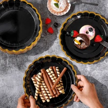 10 pièces Assiettes en papier noires et dorées à bord doré. Assiettes jetables décoratives à bords festonnés. Assiettes à gâteaux et desserts en papier pour anniversaire, mariage, enterrement de vie de jeune fille, retraite, anniversaire. Fournitures de fête - beaucoup - Voir 3