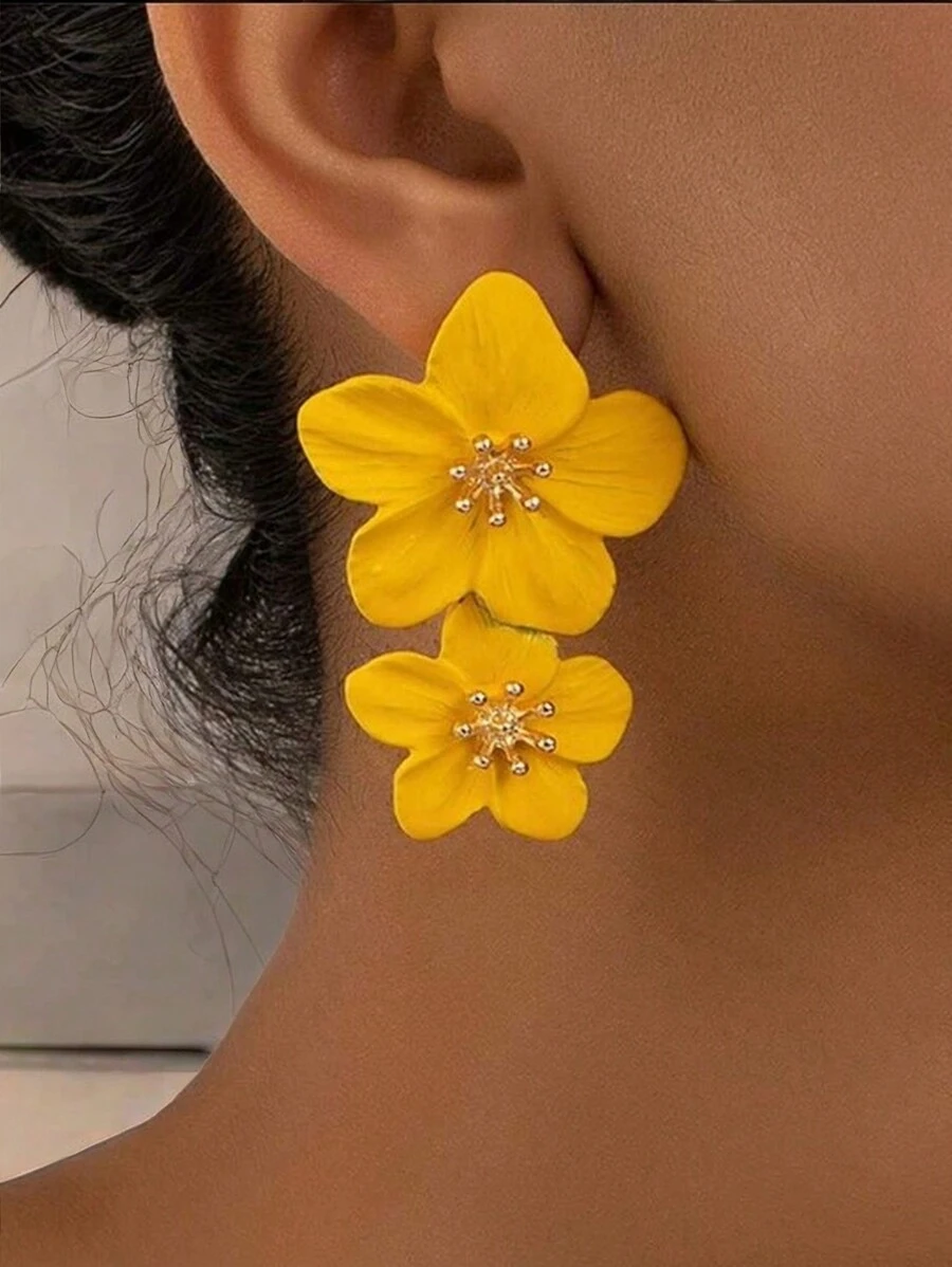 一对时尚优雅的双层花朵设计耳钉，适合女性日常佩戴、节日和派对场合，也是理想的情人节礼物。