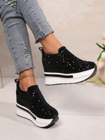 女士坡跟厚底一脚蹬运动鞋，弹力亮片时尚百搭黑色休闲运动鞋，由于鞋面较高，建议选购大一码