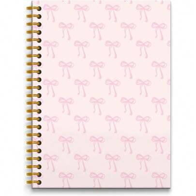 Kontorsklar, elegant rosa rosettspiraljournal - 13,5x21,6 cm, 50 sidor, kokett stil, perfekt present till kvinnor och flickor, snygg anteckningsförmåga | Kokett estetik | Slitstark spiralbindning - 13,5x21,6 cm - 50 ark 100 sidor - en dagbok med veckodagstecken, vädertecken, PM-nummer och datumtecken, skolmaterial, skolstart
