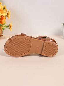 1 Pair Toddler/Little Girls' Brown PU Woven Strap Hook And Loop Closed Toe Flat Sandals, Fashionable & Cute Design, Suitable For 3-15 Years Old Girls, Daily Casual Wear, Spring/Summer New Arrival