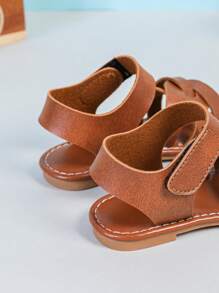 1 Pair Toddler/Little Girls' Brown PU Woven Strap Hook And Loop Closed Toe Flat Sandals, Fashionable & Cute Design, Suitable For 3-15 Years Old Girls, Daily Casual Wear, Spring/Summer New Arrival