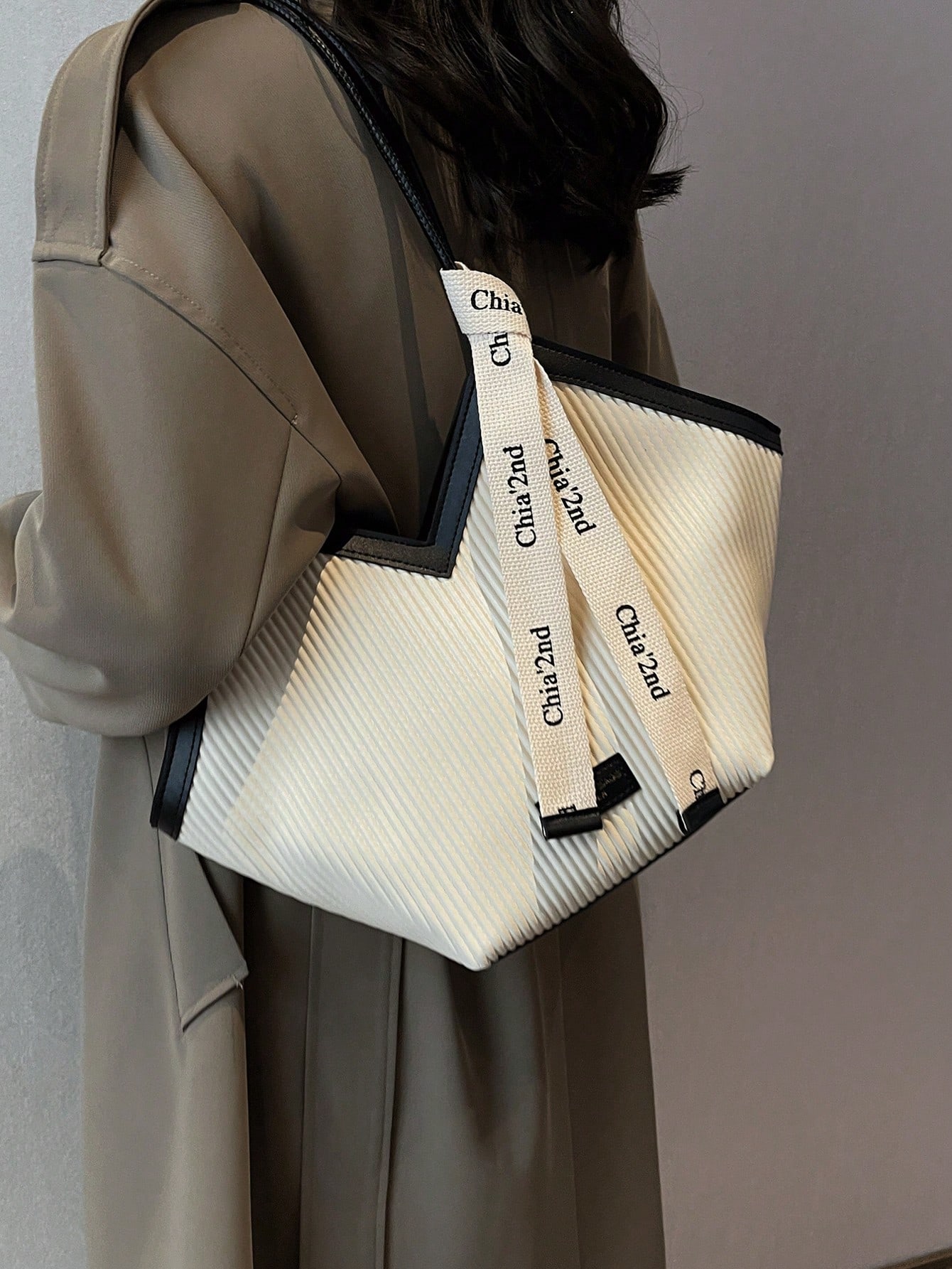 حقيبة كبيرة بسعة كبيرة ذات تصميم يُطابق كل الملابس، مع تصميم تباين ولون المواجه وتصميم مُحزز ومقبض مزدوج للكتف، مناسبة للسفر والتسوق والذهاب إلى العمل، مع تصميم مزين بوشاح، محفظة نسائية أنيقة ، محفظة سفر للأعمال