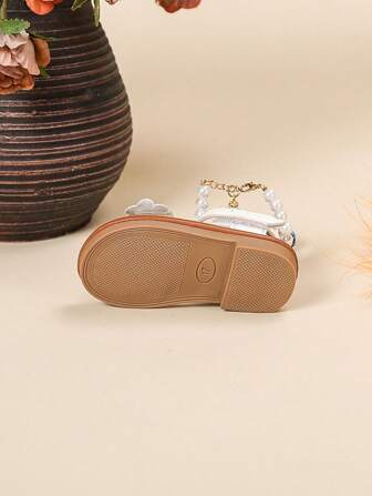 可爱婴儿钩环踝带珍珠链装饰白色凉鞋