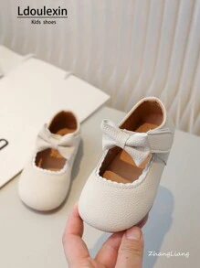 Nuove scarpe in pelle da ragazza con fiocco decorativo, scarpe piatte con suola morbida antiscivolo per bambini, versatili per l'uso quotidiano in tutte le stagioni