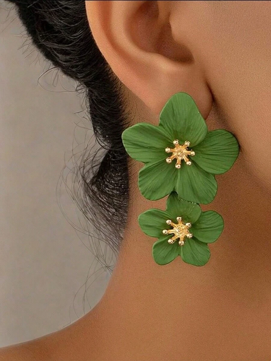 一对时尚优雅的双层花朵设计耳钉，适合女性日常佩戴、节日和派对场合，也是理想的情人节礼物。