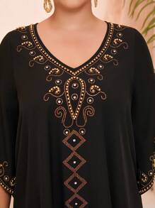 大码新款 V 领奢华长袖长袍，带刺绣、丝带、水钻和人造珍珠装饰，款式新颖