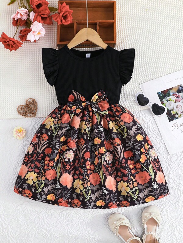 فستان كاجوال للفتاة الصغيرة، برقبة مستديرة ومزركش بالأكمام المرتبة، برباط فراشة، بطباعة أزهار وأشكال جنجلية، مناسب للخروج في الصيف