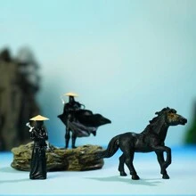 1 Stück/3 Stück Anime-Stil Samurai Schwert Meister Harzstatue, elegante Drei-Musketiere Figur mit Umhang & Schwert, Pferd, geeignet für Bonsai, Aquarium, Garten, Auto-Dekoration, Miniatur-Landschaftszubehör, Innen-/Außen-Tischdekor, Neujahrsgeschenk