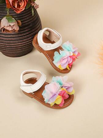 婴儿可爱白色凉鞋，带花卉钩环脚踝带装饰