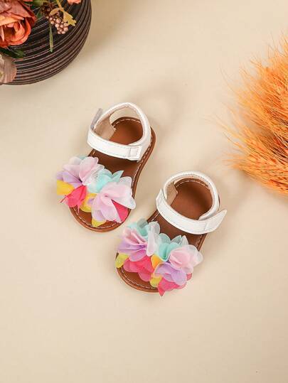 婴儿可爱白色凉鞋，带花卉钩环脚踝带装饰