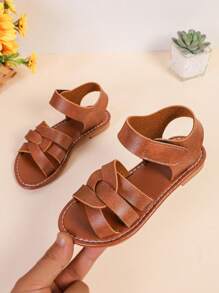 1 Pair Toddler/Little Girls' Brown PU Woven Strap Hook And Loop Closed Toe Flat Sandals, Fashionable & Cute Design, Suitable For 3-15 Years Old Girls, Daily Casual Wear, Spring/Summer New Arrival