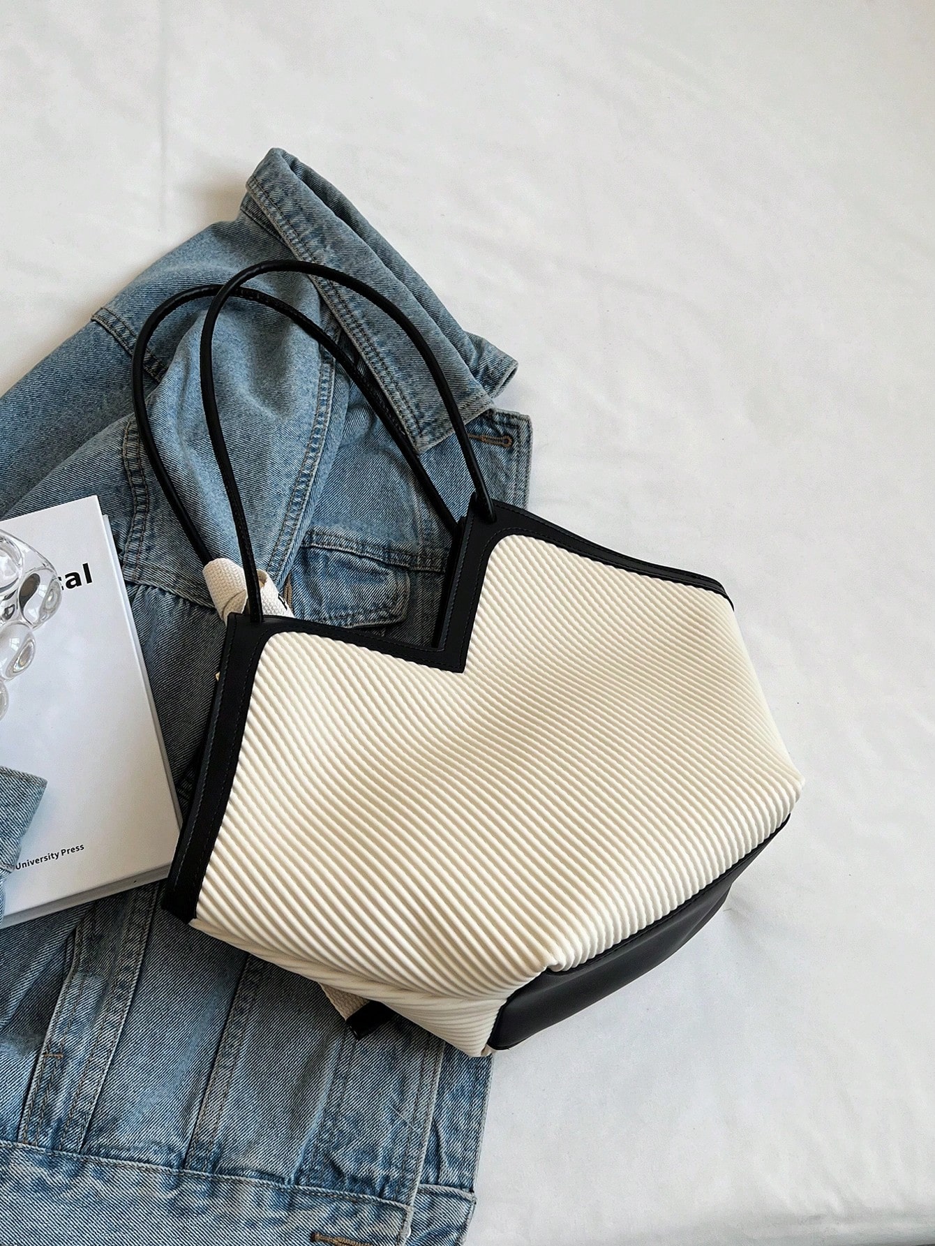 حقيبة كبيرة بسعة كبيرة ذات تصميم يُطابق كل الملابس، مع تصميم تباين ولون المواجه وتصميم مُحزز ومقبض مزدوج للكتف، مناسبة للسفر والتسوق والذهاب إلى العمل، مع تصميم مزين بوشاح، محفظة نسائية أنيقة ، محفظة سفر للأعمال