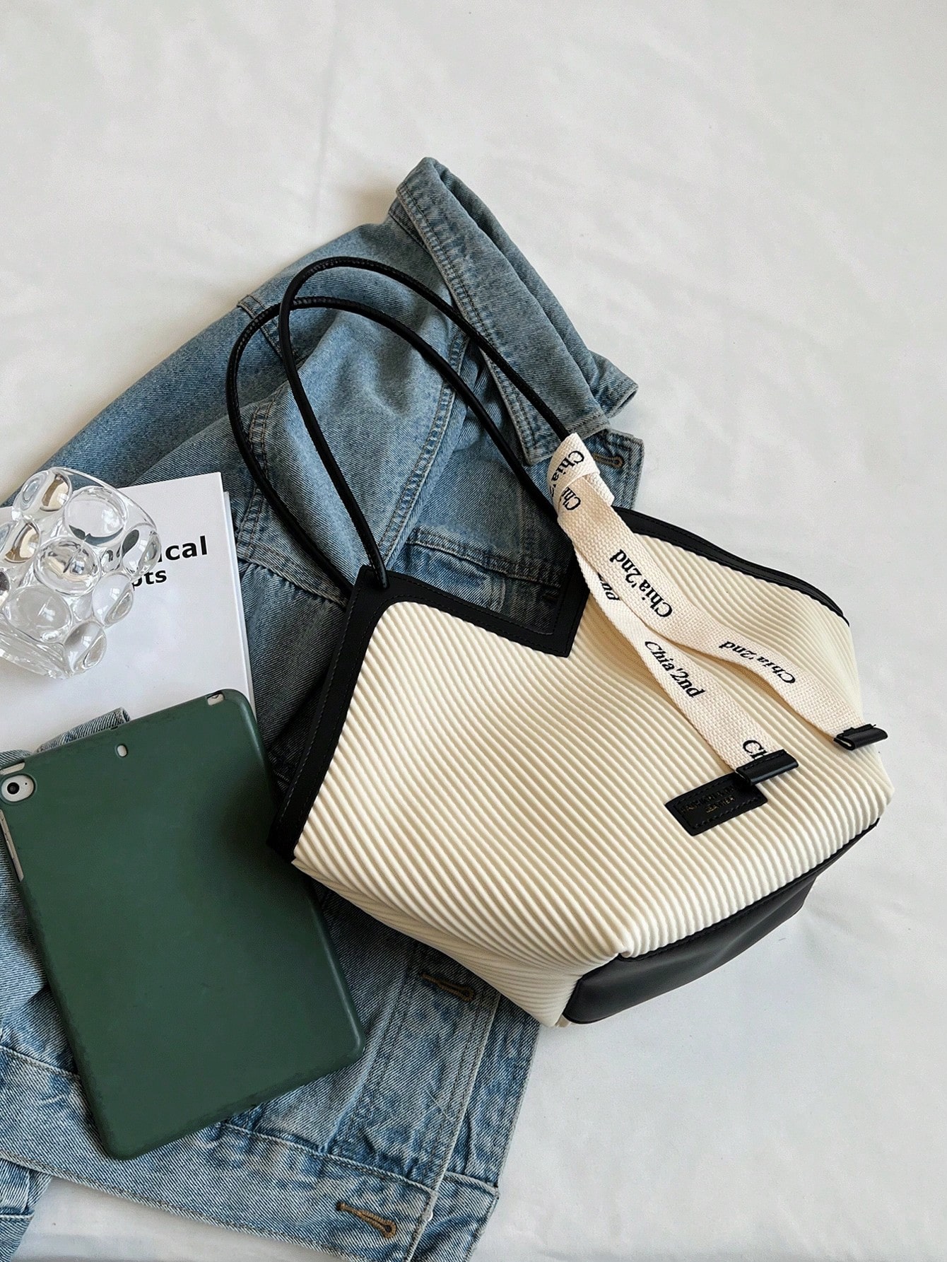 حقيبة كبيرة بسعة كبيرة ذات تصميم يُطابق كل الملابس...