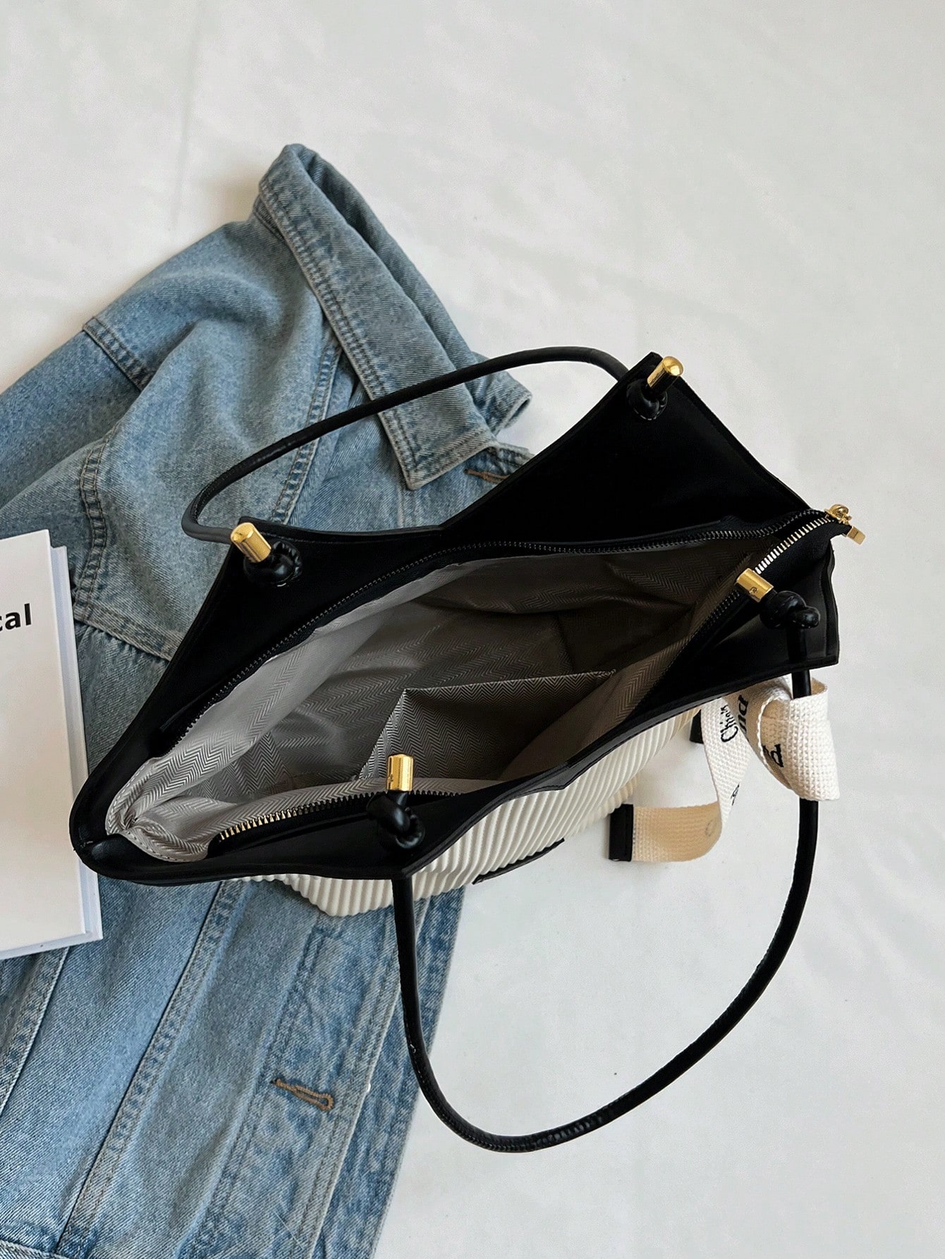 حقيبة كبيرة بسعة كبيرة ذات تصميم يُطابق كل الملابس، مع تصميم تباين ولون المواجه وتصميم مُحزز ومقبض مزدوج للكتف، مناسبة للسفر والتسوق والذهاب إلى العمل، مع تصميم مزين بوشاح، محفظة نسائية أنيقة ، محفظة سفر للأعمال