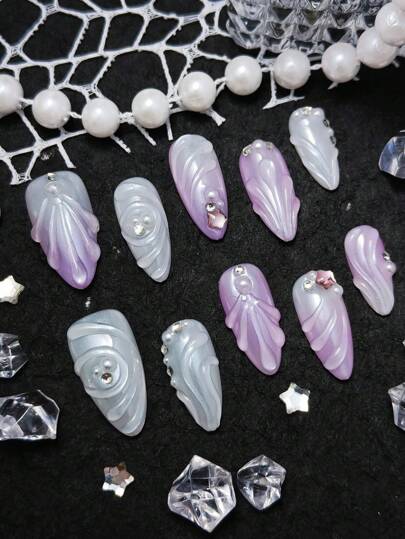 Paquete de 10 uñas postizas de forma almendrada de longitud media, hechas a mano, en 3D, con estilos femeninos, oceánicos y otros. Color lila y transparente. Hay diseños como texturas de conchas, ondas de agua, estrellas y perlas. Adecuado para chicas dulces, de moda y sexys, para citas, fiestas, discotecas y campamentos. Este set de manicura incluye 1 gel de gelatina y 1 lima de uñas mini, así como un conjunto de hermosas uñas postizas hechas a mano.