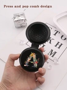 1 buah Sisir Mini Eksklusif Pernikahan Motif Bunga 26 Huruf yang Lucu, Sisir Mini Bantalan Udara yang Ringkas dan Portabel dengan Pijat Kantung Udara Lipat, Cermin Terintegrasi, Penting untuk Perjalanan dan Berkemah - Hitam - View 5