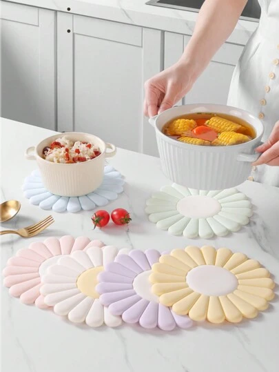 1pc Silicone Trivet Mat Non-Slip & Heat Resistant Hot Pads For Kitchen Countertop Perfect Trivet For Hot Dishes Modern Design Pots & Pans Holder Chic Daisy Flower Silicone Table Mats Heat Resistant, Easy Clean Coasters & Pot Holders
