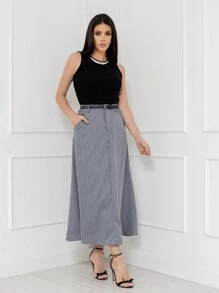 Sais feminina importada para a parte inferior do corpo com gola de botão, zíper e cinto-out. Este é listrado e pode ser combinado com um terno. Há pregos triangulares no cinto. O cinto é uma faixa fina. O todo parece suave e elegante. O número do modelo é VF24011. Este estilo é a saia popular de uma celebridade da internet - Cinza - Visão 5