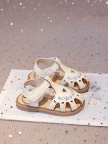 2025 Nuovi sandali da ragazza da esterno con ricamo e design traforato, suola morbida antiscivolo e comodi