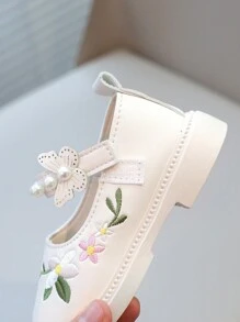 Nuovi mocassini eleganti da ragazza in pelle ricamata con dettagli di perle, scarpe casual da principessa versatili per uso quotidiano