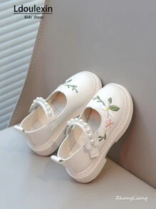 Nuovi mocassini eleganti da ragazza in pelle ricamata con dettagli di perle, scarpe casual da principessa versatili per uso quotidiano