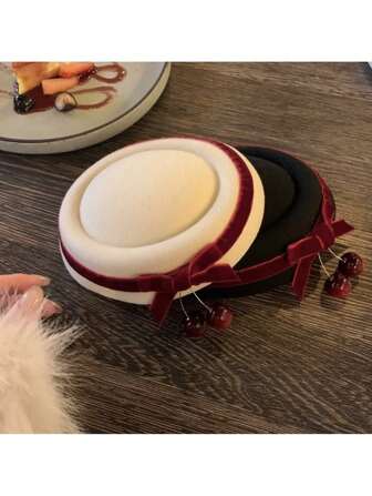 Mini cappello natalizio con fiocco e motivo a ciliegie, accessorio per capelli costume da festa di Natale, decorazione, cappellino per San Valentino, cappellino da Derby, fascinatore mini cappello
