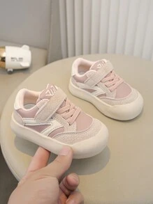 1 paire de chaussures de sport pour filles 2025 Nouvelles chaussures pour enfants au printemps Semelle souple Respirant Chaussures décontractées douces pour les filles Bébé Chaussures de plateau pour le printemps et l'automne