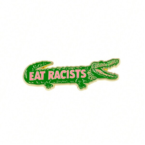 Broche émail personnalisée en forme de crocodile de dessin animé "MANGER LES RACISTES". Ornements décoratifs, badges de revers, badges de sac, bijoux, cadeaux. Épingle Noël. Épingle pour vêtements, sac, accessoire d'école