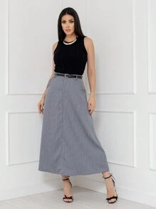 Sais feminina importada para a parte inferior do corpo com gola de botão, zíper e cinto-out. Este é listrado e pode ser combinado com um terno. Há pregos triangulares no cinto. O cinto é uma faixa fina. O todo parece suave e elegante. O número do modelo é VF24011. Este estilo é a saia popular de uma celebridade da internet - Cinza - Visão 2