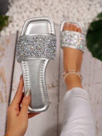 大码女士铆钉平底凉鞋，露趾夏季新款银色方头时尚防滑舒适软底一脚蹬拖鞋，适合正装、海滩、学生