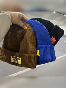 1顶经典黑色/深灰色/米色男女通用加厚保暖针织帽，简约百搭，采用磨毛纱线，珊瑚色保暖内衬，弹性罗纹帽口，保暖防风，适合秋冬季通勤、户外活动及日常佩戴。