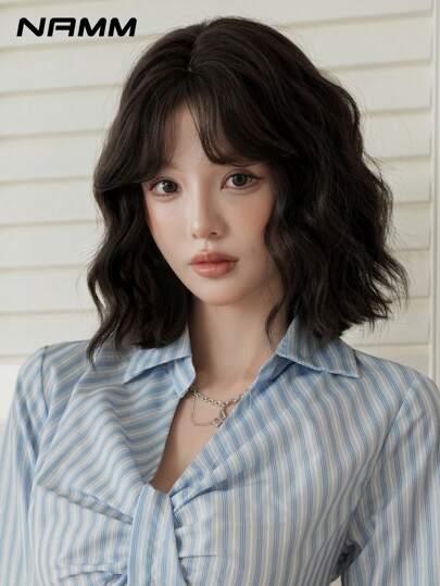 NAMM Peluca corta de color negro y marrón para mujeres, peluca sintética ondulada y rizada de color marrón oscuro con flequillo, fibra resistente al calor, aspecto natural, para uso diario y de fiesta, 14 pulgadas