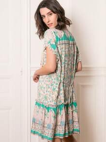 Mittellanges, besticktes Kleid im Bohème-Stil mit Spitzen- und Paillettenstickerei, Samtstickerei, Muschelknöpfen, Hemdkragen, schnurgebundener Taille, Rüschen, kurzen Ärmeln und Taschen - Grün - Übersicht 3