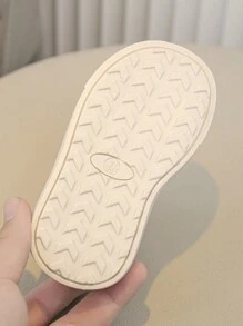 1 paire de chaussures de sport pour filles 2025 Nouvelles chaussures pour enfants au printemps Semelle souple Respirant Chaussures décontractées douces pour les filles Bébé Chaussures de plateau pour le printemps et l'automne