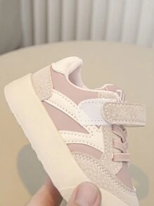 1 paire de chaussures de sport pour filles 2025 Nouvelles chaussures pour enfants au printemps Semelle souple Respirant Chaussures décontractées douces pour les filles Bébé Chaussures de plateau pour le printemps et l'automne