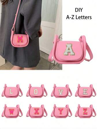 一款迷你休闲、百搭、简约纯色 DIY PU 材质斜跨单肩包，印有 26 个 A-Z 字母。您可以将其视为口红零钱包，可单穿或斜挎。适合青少年在外出上学、旅行购物时使用。圣诞节、感恩节、情人节、周五礼物。最好的礼物。