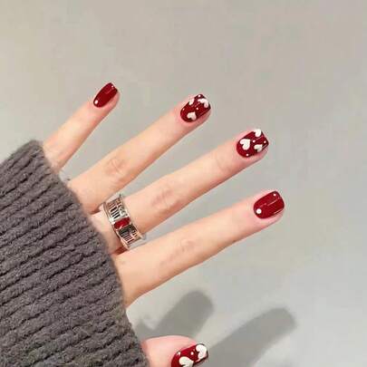 情人节美甲 24 片短方形红白双心亮面印花指甲贴纸 + 1 片果冻胶 + 1 个指甲锉，情人节和新年按压式美甲用品