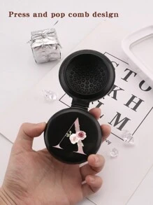 1 件迷你粉色花卉美学图案 26 个字母镜面梳，非常适合作为礼物送给母亲、伴娘、老师、闺蜜和朋友，也是旅行和露营的必备品。圣诞新年专属小礼物。发梳、后梳、造型梳、卷发梳、边缘梳、发梳、梳子、发梳套装、梳子、卷发梳、解结梳、女士发梳、头发、旅行、美发产品、美发工具、美发用品、理发师、理发配件、理发店、美发设备 - 黑色 - 查看 2