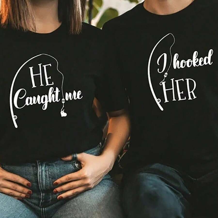 1pc Local WarehouseHe Caught Me Hooked Her Shirt, Fishing Couple T-Shirt, Valentines Day Shirt, Couple Tee, Valentines Matching T-Shirt, Funny Couple Shirt, Cotton T-Shirt For Couples - 男裝設計 - 查看 1