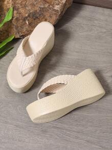 女士米色皮革编织人字拖凉鞋，厚底，舒适厚底坡跟休闲拖鞋，适合居家、度假和百搭穿着