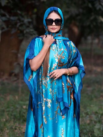 1 set dam vår/sommar ny konstsilkestryckt strandsemester bikiniöverdragssjal, satinmorgonrock + huvudduk, lämplig för resor och dagligt bruk